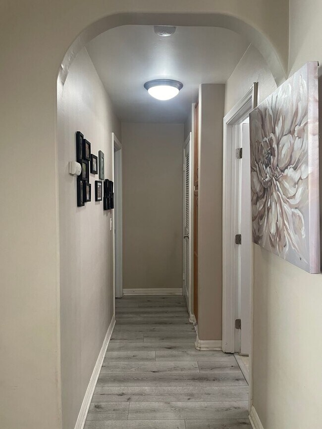 Building Photo - 2 Bedroom, 2 Bath Upgraded Condo in Claire...