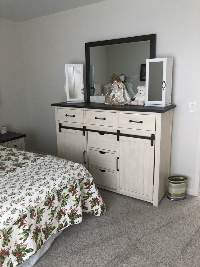 Furnished bedroom - 1191 San Antonio Dr