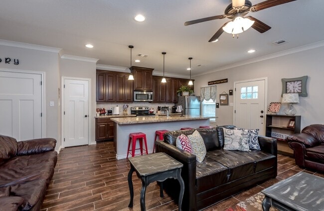 Building Photo - 1117 Oney Hervey Dr