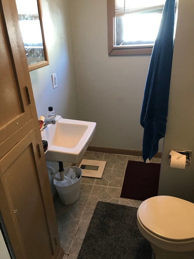 Baño - 77 N High St