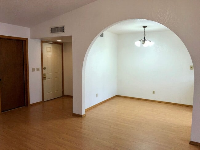 Building Photo - Cute 2 Bedroom Home w/ Garage Near Golf Co...