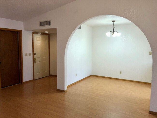 Foto del edificio - Cute 2 Bedroom Home w/ Garage Near Golf Co...