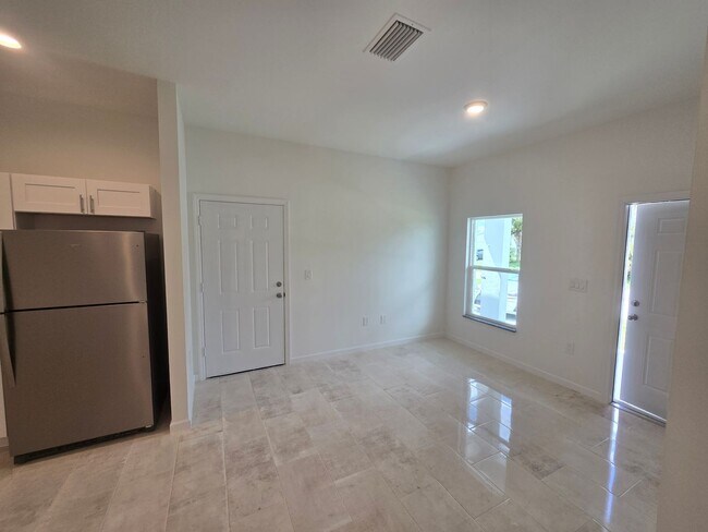 Foto del edificio - BRAND NEW 2/2/1-SW LEHIGH ACRES