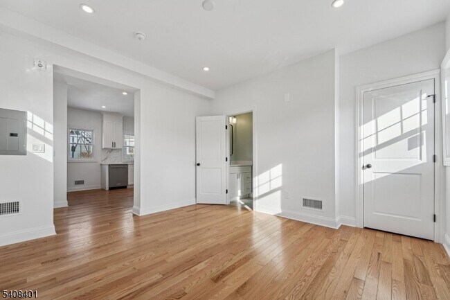 Foto del edificio - 30 Woodland Ave