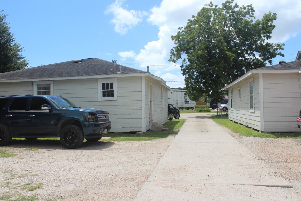 Foto del edificio - 5726 Gardendale Dr