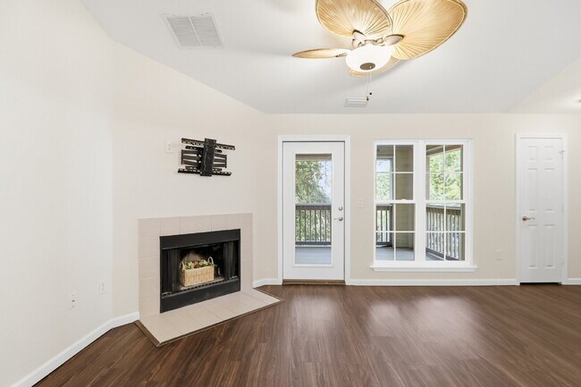 Foto del edificio - "Discover Coastal Comfort: Spacious 2-Bed, 2-Bath Condo at Summer House, Hilton Head Island!"