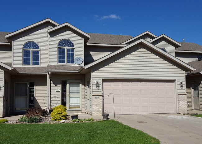 Building Photo - 2748 Viola Heights Dr NE