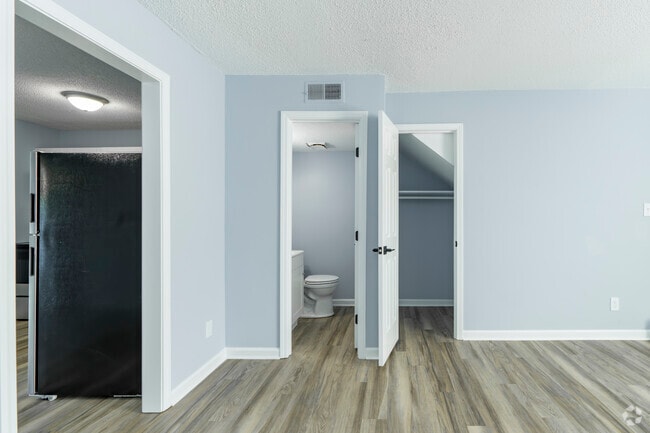 2BR, 1.5BA - 1,000SF - 1/2 Bath & Closet - The 28 at Mount Holly