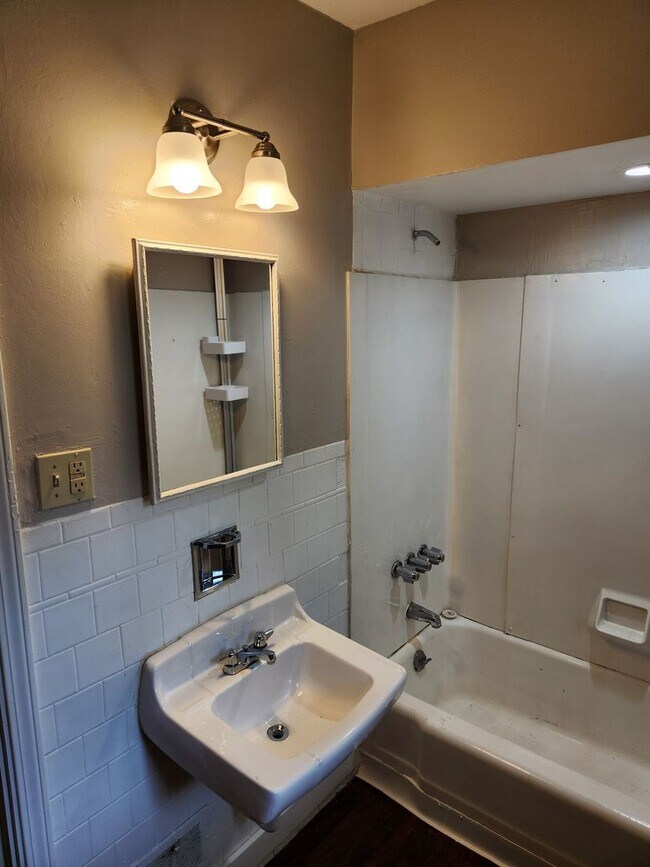 Foto del edificio - Conveniently Located One Bedroom Apartment! - Rent + all utilities included!