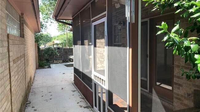 Foto del edificio - 725 Woodrow Cir