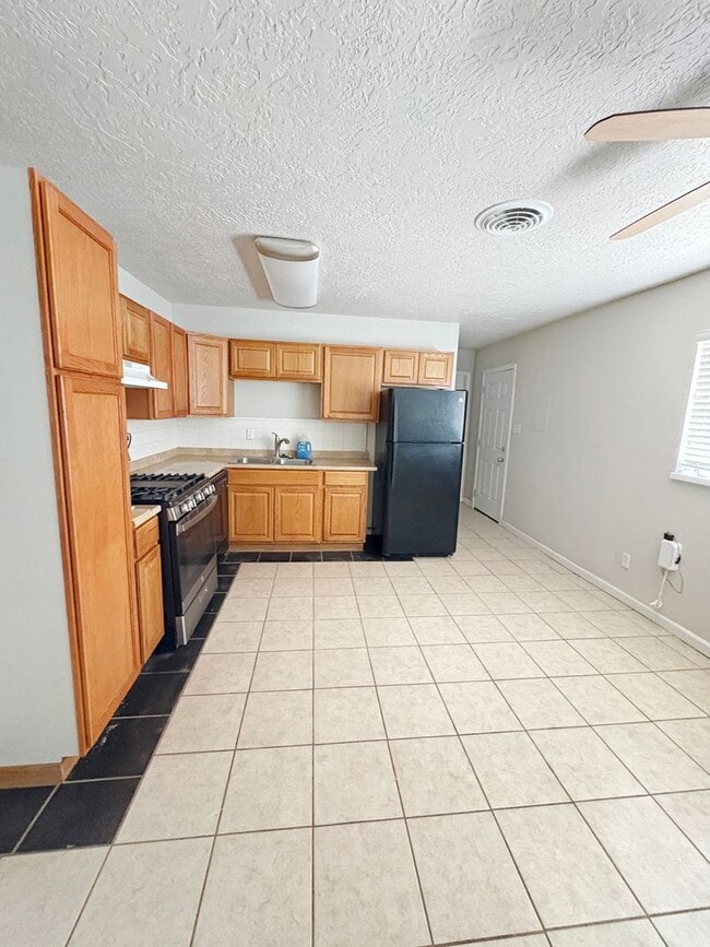 Building Photo - 907 W Coal Ave