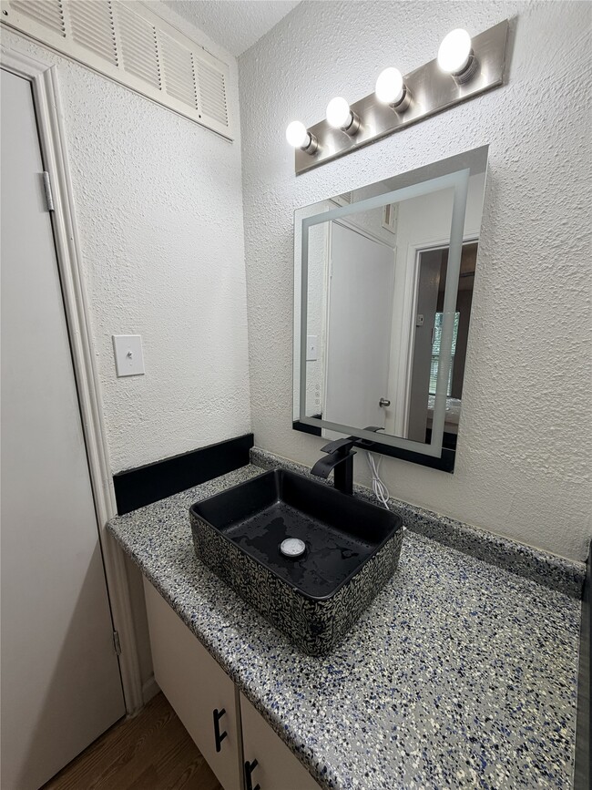 Building Photo - 9550 Deering Dr