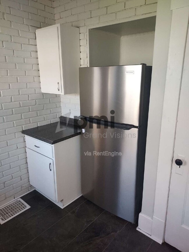 Building Photo - 1824 E Clay St