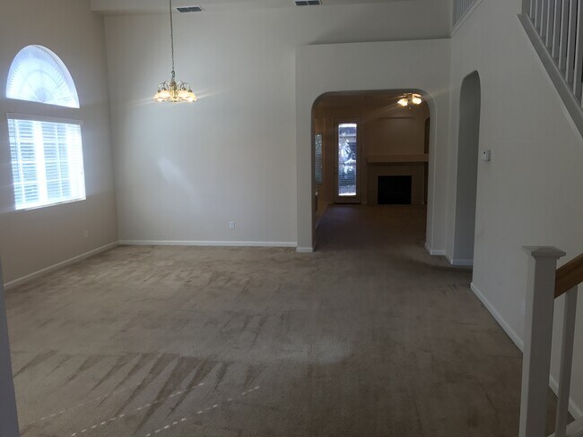 Foto del edificio - Beautiful 4 Bedroom, 2.5 Bath Master BR downstairs Tracy Home