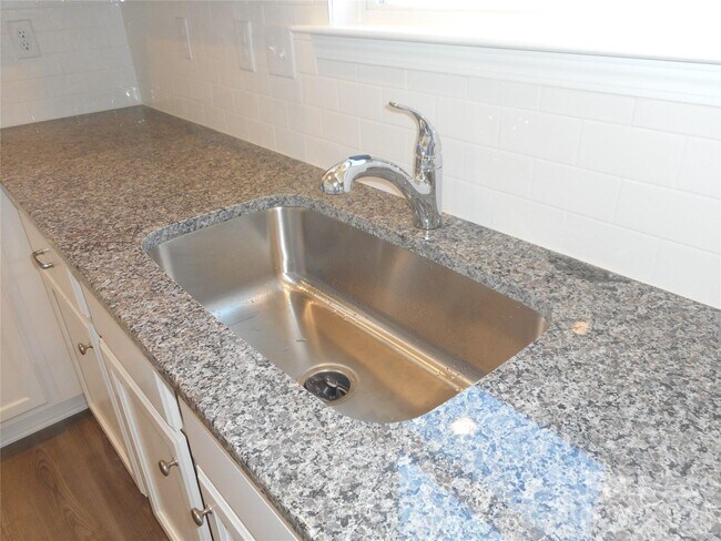 Foto del edificio - 5022 Markfield Ln