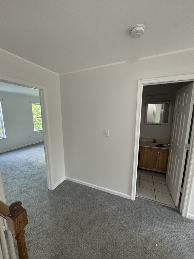 Building Photo - 817 Cove Ct