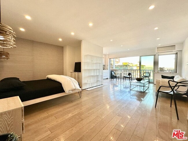 Building Photo - 999 N Doheny Dr