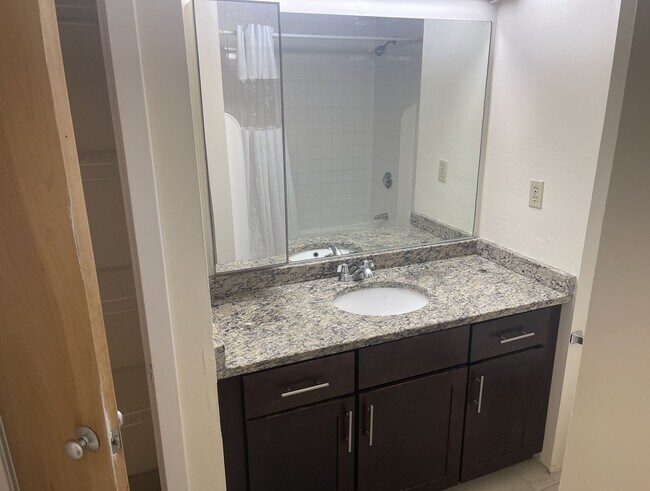 Foto del edificio - 2-bed & 1.5 bath Townhouse with AC & Parking in Boston Landing  Family + Pet Friendly