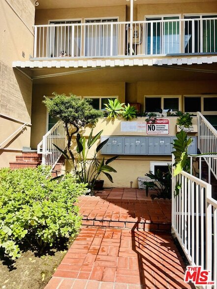 Foto del edificio - 1860 Alexandria Ave