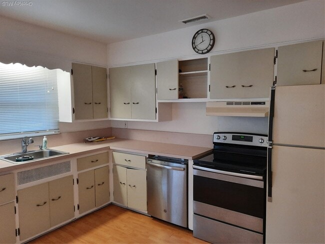 Building Photo - 22 Deepdale Dr