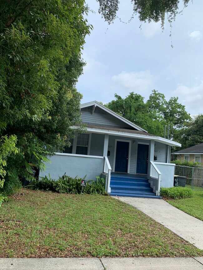 Frente con porche - 2327 Ernest St