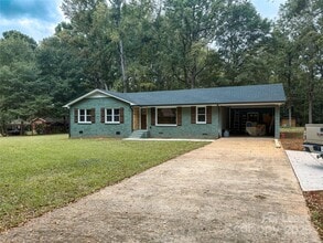 Building Photo - 1895 Forest Lake Dr