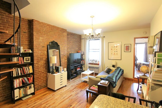 Building Photo - 315 W 100th St