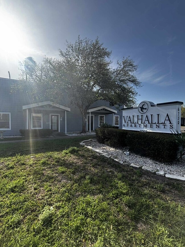 Building Photo - Beautiful, spacious property with an excellent location!