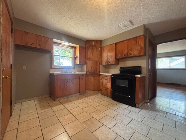 Building Photo - DUPLEX! 2 Bedroom 1 bath with Garage!