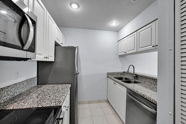 Building Photo - 906 Twin Lakes Dr