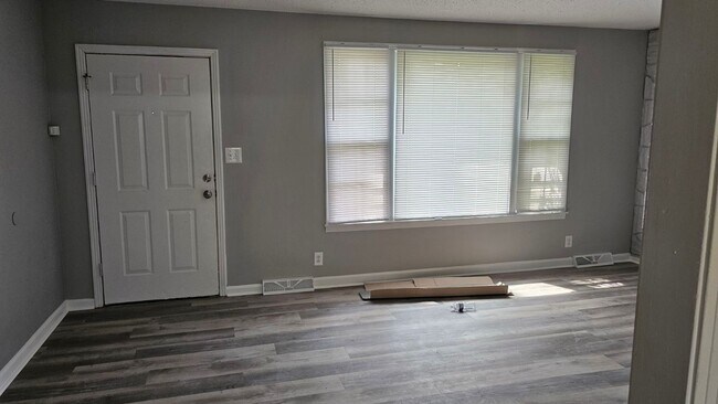 Building Photo - 4 Bedroom 1.5 Bath near Dover Rd!