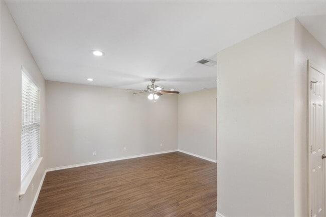 Building Photo - 614 Cambridge Dr