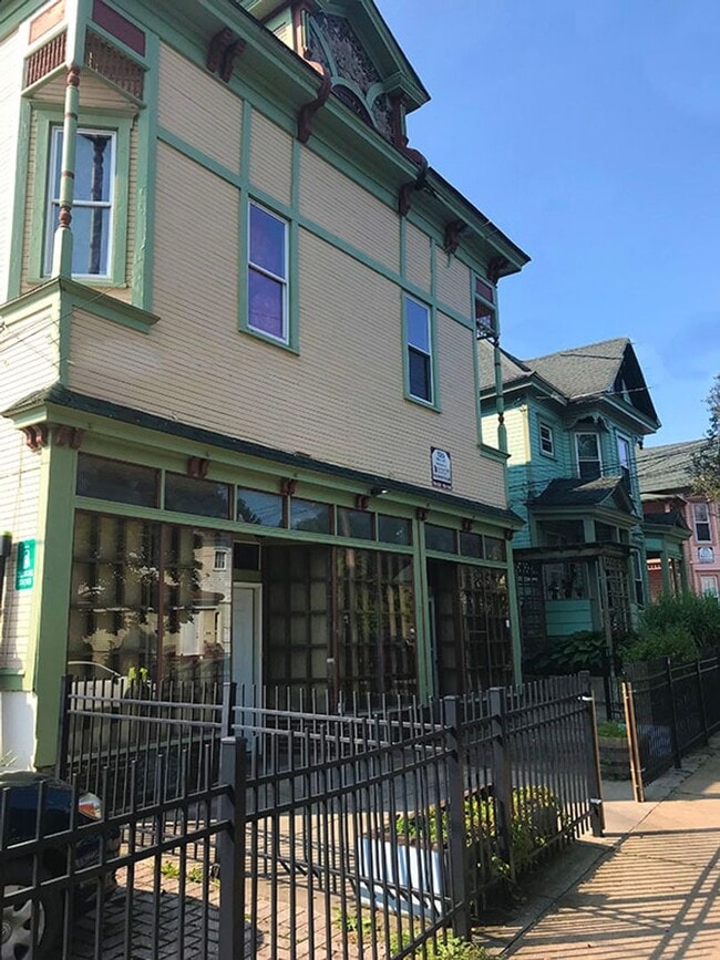 Building Photo - 120 Dell St
