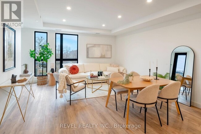 Building Photo - 4390 Hillview Dr