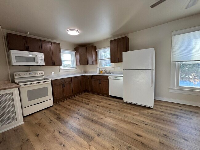 Foto del edificio - 428 Ideal St