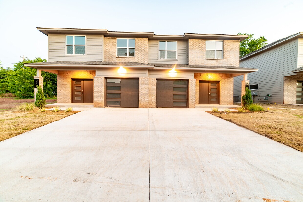 Front of Townhouse - 200 W McArthur Dr