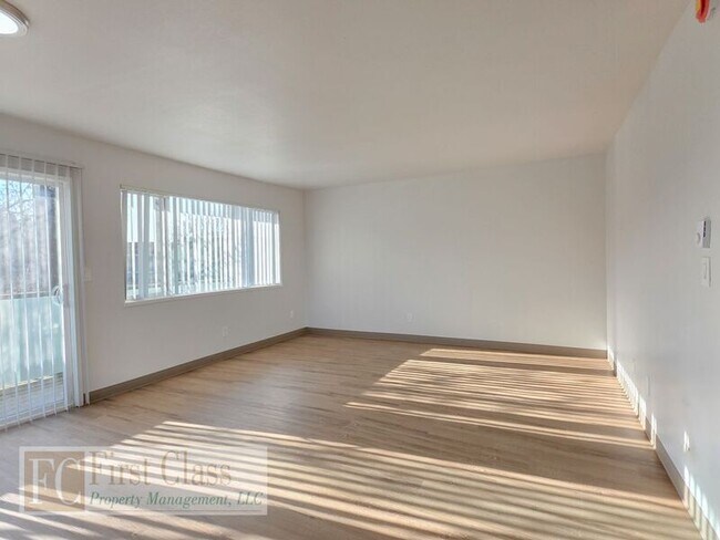 Foto del edificio - 12345 SW Hall Blvd