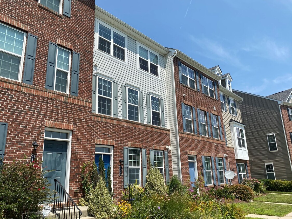 Foto principal - Gorgeous 3 Bedroom Townhome in Silver Spring!