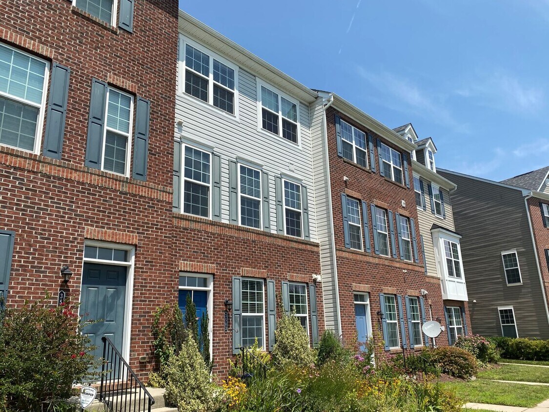 Primary Photo - Gorgeous 3 Bedroom Townhome in Silver Spring!