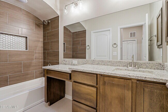 Foto del edificio - 916 Keenland Ave