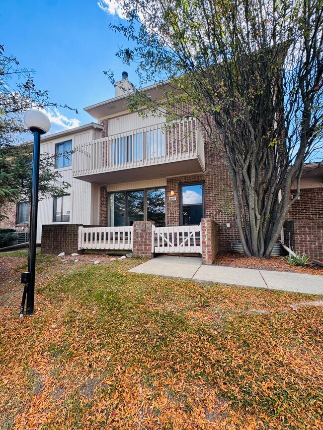 Foto del edificio - 6660 Maple Lakes Dr