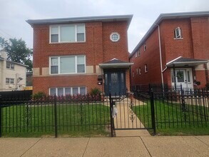 Building Photo - 6601 W Cornelia Ave