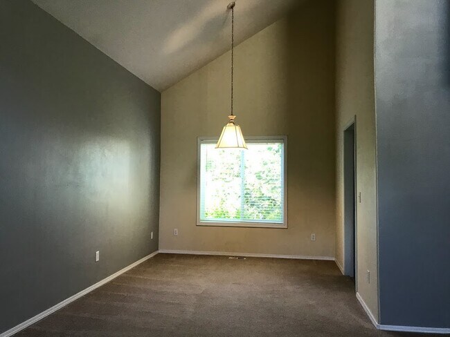 Building Photo - Well-Maintained 3 Bedroom  Home Close to C...