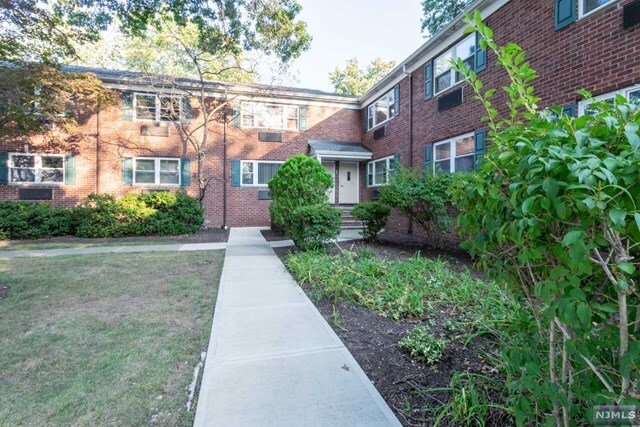 Building Photo - 72 Demott St