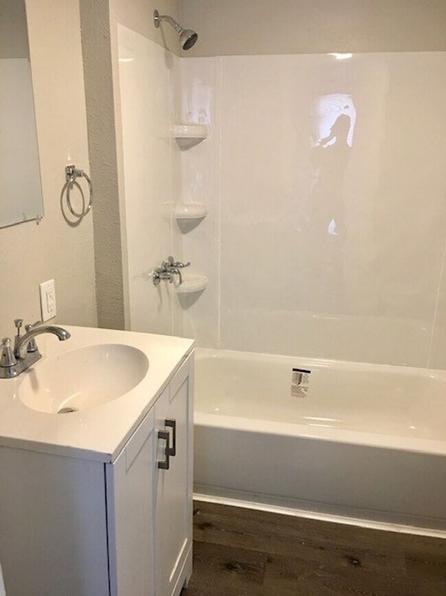 Building Photo - 3-bedroom house - Seaman District!