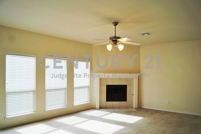 Building Photo - Fantastic 2-Story 4/2.5/2 In Sought-After ...