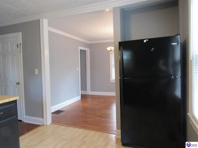 Building Photo - 402 N Mantle Ave