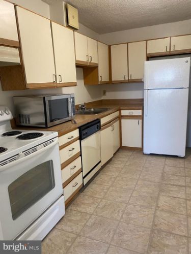 Building Photo - 15107 Interlachen Dr