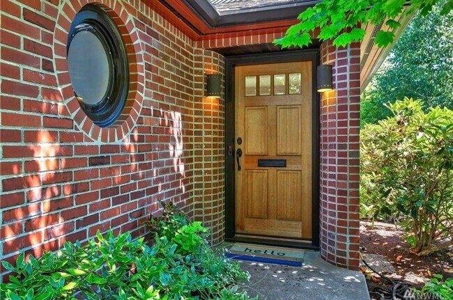 Foto del edificio - Incredible Brick Bungalow - Rare Opportunity