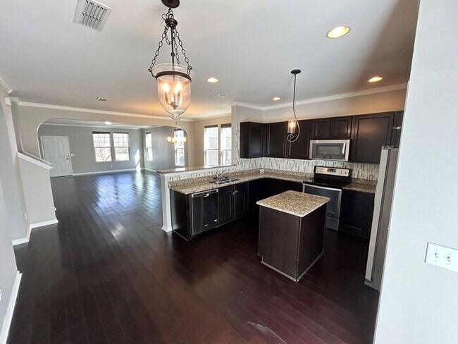 Building Photo - Spacious 5-Bedroom Home with Modern Amenit...